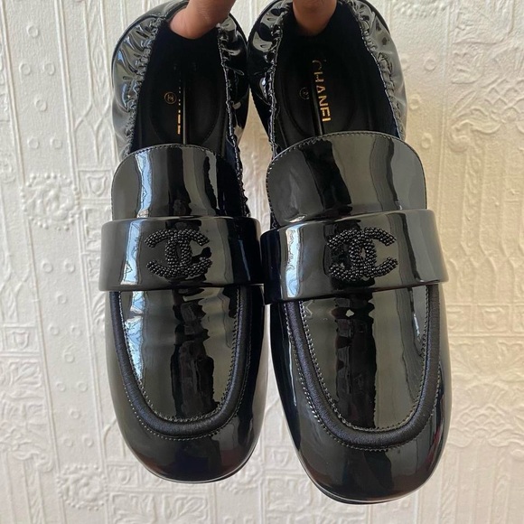 CHANEL 2019 Patent Calfskin Leather Interlocking CC Moccasin Scrunch Loafer - Picture 3 of 8